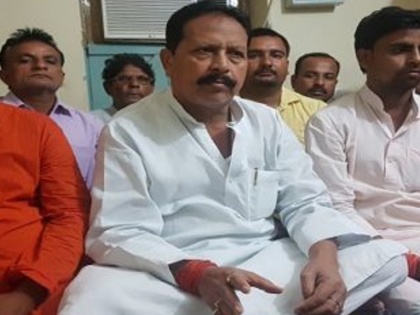 bihar: gopalganj bjp mla subhash singh liquor seized | बिहार में BJP विधायक के बथान से मिलीं शराब की बोतलें, कहा- बचाव में दिया हैरान करने वाला तर्क  