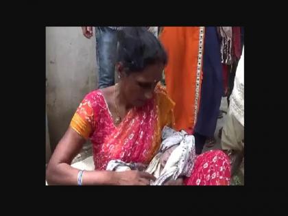 Bihar gopalganj child found alive in burial before doctors declared dead | कब्र से जिंदा निकला दफना हुआ बच्चा, रोने की आ रही थी आवाज Bihar gopalganj child found alive in burial before doctors declared dead | कब्र से जिंदा निकला दफना हुआ बच्चा, रोने की आ रही थी आवाज