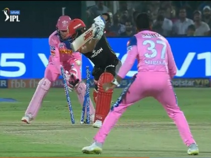 IPL 2019, RR vs RCB: Shreyas Gopal bowled the perfect wrong 'un to get the RCB captain castled | IPL 2019: श्रेयस गोपाल की गेंद पर यूं बोल्ड हुए विराट कोहली, वीडियो वायरल