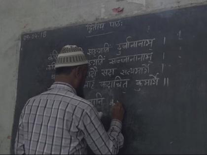 Goarakhpur: Sanskrit is being taught at in Darul Uloom Husainia madrasa along with Arabi, Science and Maths | गोरखपुर: मदरसे में पढ़ाई जा रही है संस्कृत, मॉर्डन मदरसे में दी जाती है अरबी, साइंस और मैथ्स की शिक्षा