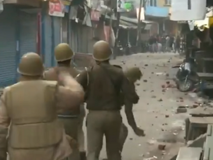 CAA Protest:Protestors & police personnel pelt stones at each in Gorakhpur, demonstration against CAA-NRC, video | CAA Protest: गोरखपुर में पुलिसकर्मियों-प्रदर्शनकारियों के बीच झड़प, जमकर हुई पत्थरबाजी, देखें वीडियो