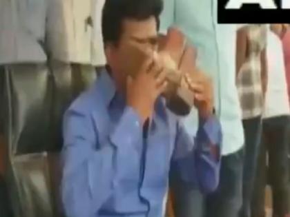 AP: YSRC MP Gorantla Madhav kisses shoe of policeman in protest against TDP Diwakar Reddy remarks on police | सांसद ने सरेआम चूमा पुलिसवाले का जूता, ऐसे जताया विपक्षी नेता के विवादित बयान पर विरोध, देखें VIRAL VIDEO