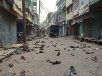Gorakhpur police action on miscreants then slashed shoes and slippers on the streets video viral | गोरखपुर पुलिस ने उपद्रवियों पर बरसाई लाठी तो सड़कों पर बिखरे जूता, चप्पल, यूजर बोले- सेवा विधिवत हुई है, देखें वीडियो