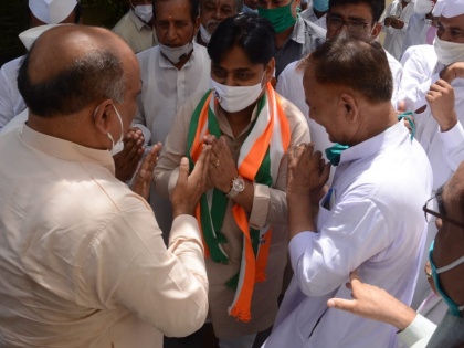 Crisis Rajasthan jaipur cm Ashok Gehlot congress bjp sachin pilot murder democracy district headquarters MLAs dharna Raj Bhavan | राजस्थान में संकटः  'लोकतंत्र की हत्या के षड़यंत्र के खिलाफ', कांग्रेस जिला मुख्यालयों पर प्रदर्शन करेगी, विधायक राजभवन में धरने पर