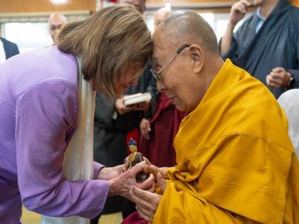 US delegation met Tibetan spiritual leader Dalai Lama in Dharamshala China enraged nancy pelosi | धर्मशाला में तिब्बती आध्यात्मिक नेता दलाई लामा से मिला अमेरिकी प्रतिनिधी मंडल, भड़का चीन, कड़े कदम उठाने की धमकी दी