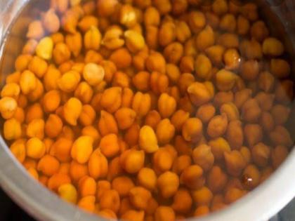 Health benefits of drinking gram water: amazing health benefits of drinking chana or gram water empty stomach in morning | चने का पानी पीने के फायदे : खाली पेट पियें चने का पानी, खून की कमी, मोटापा, कब्ज जैसे 8 रोगों से हो सकता है बचाव Health benefits of drinking gram water: amazing health benefits of drinking chana or gram water empty stomach in morning | चने का पानी पीने के फायदे : खाली पेट पियें चने का पानी, खून की कमी, मोटापा, कब्ज जैसे 8 रोगों से हो सकता है बचाव