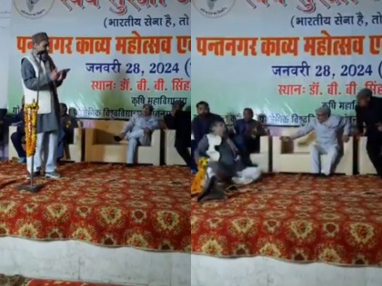 Uttarakhand Poet suffered heart attack on stage suddenly collapse video viral | उत्तराखंड: कवि को आया मंच पर हार्ट-अटैक, अचानक से गिर पड़े, वीडियो हुआ वायरल