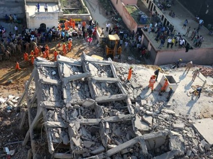 Greater Noida buildings collapse: FIR shows Builders knowingly used poor quality material | ... तो इस वजह से अचानक धराशायी हो गई ग्रेटर नोएडा की दो इमारतें