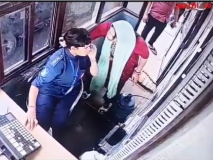 viral video Woman hooliganism seen at toll plaza in Greater Noida female employee's hair pulled and thrown on the ground incident captured in cctv | ग्रेटर नोएडा में टोल प्लाजा पर दिखी महिला की गुंडागर्दी, महिला कर्मचारी के बाल खींच पटका जमीन पर; घटना सीसीटीवी में कैद