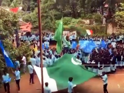 Students in Kerala booked for waving flag resembling Pakistan’s | पाकिस्तान से मिलता-जुलता झंडा लहराने पर केरल के कॉलेज के छह छात्र निलंबित, मामला दर्ज