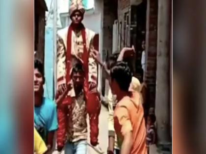 groom unique entry with baraat ride on friends shoulders to make the coolest entry for his wedding see funny video | कार या घोड़ी पर नहीं बल्कि ऐसे शादी करने निकला दूल्हा, देखकर हर कोई हैरान, वीडियो वायरल