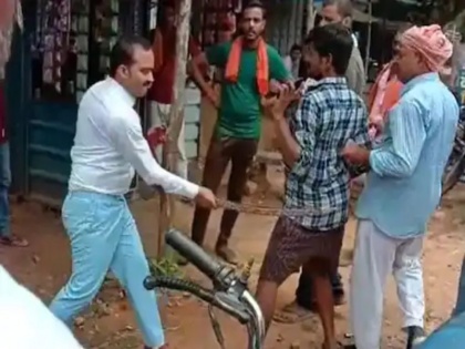 madhya pradesh sidhi news groom fight scene before marriage you nust not have seen such viral video funny video | मध्यप्रदेश : शादी से पहले दूल्हे ने दिखाया एक्शन सीन, इस वजह से की शख्स की धुनाई , वीडियो वायरल