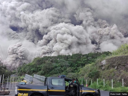 at least 25 as Fuego volcano erupts in Guatemala volcano | ग्वाटेमाला में ज्वालामुखी फटने से 25 लोगों की मौत, हवाईअड्डा बंद