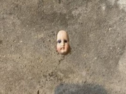 Woman finds creepy doll head embedded in new house basement netizens are freaked out | महिला ने खरीदा नया घर तो दीवार पर गड़ा मिला डरावनी गुड़िया का सिर, और फिर....