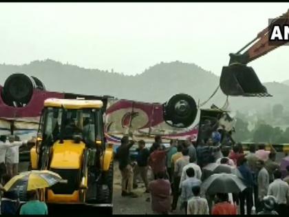 Gujarat: 3 people died after a bus fell into the Trishuliya Ghat in Ambaji, PM Modi expressed grief | गुजरात: अंबाजी में बस के खाई में गिरने से 21 लोगों की मौत, पीएम मोदी ने जताया शोक