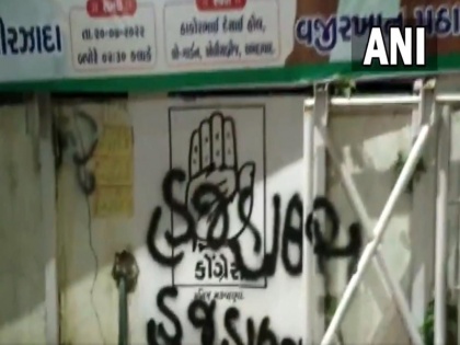 Gujarat Congress office attacked vandalized Bajrang Dal accused writing Haj House party poster video viral | गुजरात: कांग्रेस दफ्तर पर हमला कर ऑफिस में की गई जमकर तोड़फोड़, बजरंग दल पर लगा पोस्टर पर 'हज हाउस' लिखने का ओरोप