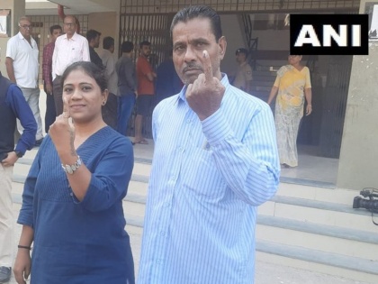 Gujarat Election 2022: Cricketer Ravindra Jadeja's father and sister cast their vote in Jamnagar, father Anirudh Singh says "I am with Congress" | गुजरात चुनाव 2022: क्रिकेटर रविंद्र जडेजा के पिता और बहन ने जामनगर में डाला अपना वोट, पिता अनिरुद्ध बोले "मैं कांग्रेस के साथ हूं"