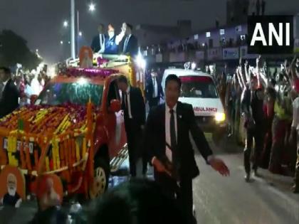 gujarat election 2022 pm modi convoy give side to ambulance again in ahmedabad road show viral video | देखें वीडियो: काफिले में फंसे एंबुलेंस को फिर से पीएम मोदी ने दी जगह, प्रधानमंत्री की गाड़ी घूमा कर सुरक्षाकर्मियों ने ऐसी की मदद