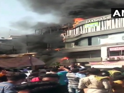 Gujarat: fire breaks out in a Surat building, 18 fire tenders at the spot | गुजरात: सूरत की एक बिल्डिंग में भीषण आग लगने से 15 लोगों की मौत, पीएम मोदी ने जताया दुख, सीएम रूपाणी ने जांच के साथ किया मुआवजे का एलान