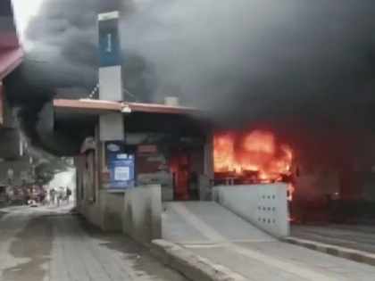 Bus caught fire Ahmedabad's Memnagar station driver saved the lives of 25 passengers, watch video | अहमदाबाद के मेमनगर स्टेशन पर धूं-धूं कर जल उठी बस, ड्राइवर ने 25 यात्रियों की बचाई जान, देखें वीडियो