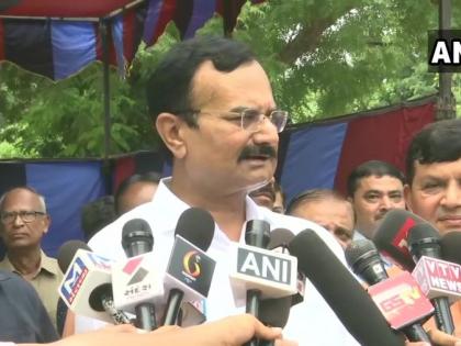 Gujarat: ATS captures a wanted terror in Ahmedabad, Home Minister congratulates | गुजरातः एटीएस ने एक वांछित आतंकी को अहमदाबाद में पकड़ा, गृहमंत्री ने दी बधाई