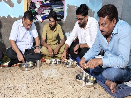 gujarat news Ahmedabad CM Kejriwal ate food at auto-rickshaw driver house BJP told artist viral video | अहमदाबाद: ऑटो-रिक्शा चालक के घर जाकर सीएम केजरीवाल ने खाया खाना, भाजपा ने बताया कलाकार