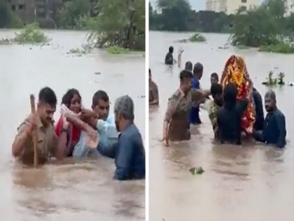 gujarat police rescued elderly woman and idol in flooded Junagadh video | गुजरात: बाढ़ की पानी से बुजुर्ग महिला और मुर्ती को बचाते दिखे पुलिस वाले, राज्य गृह मंत्री ने वीडियो शेयर कर पुलिसकर्मियों की तारीफ की