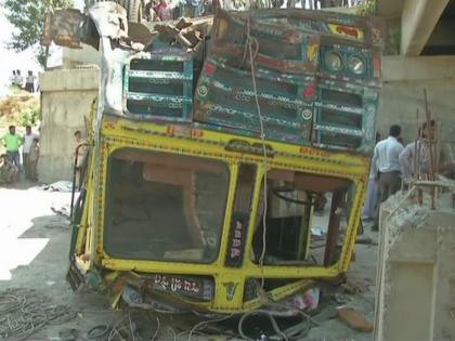 Gujarat truck accident: Death toll rises to 36, driver held | गुजरातः पुल के नीचे जा गिरा था बारातियों से भरा ट्रक, अब तक 36 लोगों की मौत