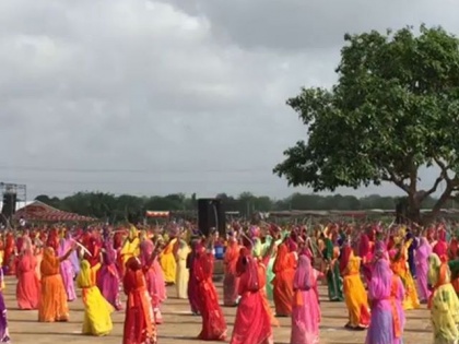 Gujarat: World record of 'Talwar Raas' created by Rajputs, organized in memory of historical war at Dhrol | राजपूतानियों ने रचा 'तलवार रास' का विश्व रिकार्ड, ध्रोल में ऐतिहासिक युद्ध की स्मृति में हुआ आयोजन