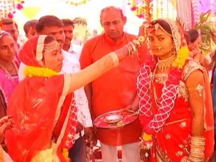 In These Villages Bride Marries Groom's Sister To Protect Him | इस भारतीय शादी में दूल्‍हा होता है घर पर, बहन लेती है दुल्हन के साथ फेरे
