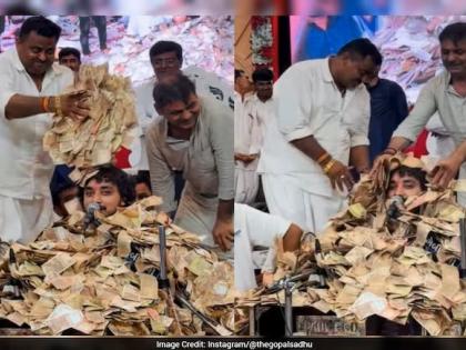 watch Gujarat folk singer Gopal Sadhu viral video covered cash Dayro event in Junagadh Devotees Rain Lakhs Video Viral see | भक्तों ने लाखों रुपये बरसाए, नोटों के ढेर के नीचे दबे गुजराती लोक गायक गोपाल साधु?, वीडियो वायरल watch Gujarat folk singer Gopal Sadhu viral video covered cash Dayro event in Junagadh Devotees Rain Lakhs Video Viral see | भक्तों ने लाखों रुपये बरसाए, नोटों के ढेर के नीचे दबे गुजराती लोक गायक गोपाल साधु?, वीडियो वायरल