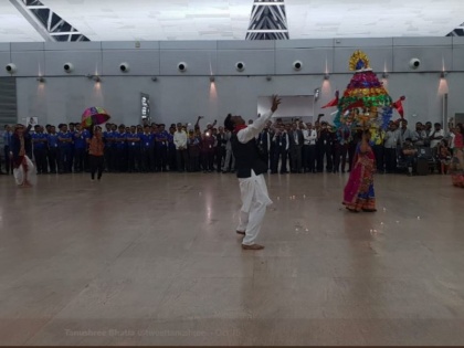 ahmedabad airport airline staffs perform garba to welcome passengers | नवरात्रि गरबा: अहमदाबाद एयरपोर्ट पर जब गरबे से हुआ यात्रियों का स्वागत, न्यू जर्सी के पुलिस वालों ने भी खेला डांडिया, देखें वीडियो