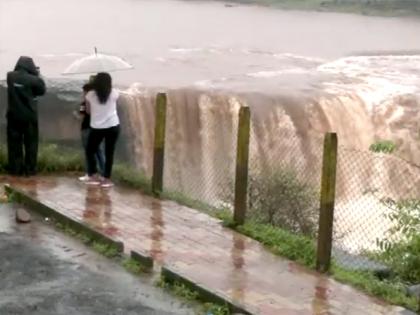 Gujarat Heavy Rainfall waterlogging roads 398 mm rain in Junagadh Dhod waterfall fell and Damodar Kund water level increased watch video | Gujarat Heavy Rainfall: गुजरात में भारी बारिश, सड़कों पर जलभराव, जूनागढ़ में 398 मिमी बारिश, गिरा धोध झरना और दामोदर कुंड जलस्तर बढ़ा, देखें वीडियो
