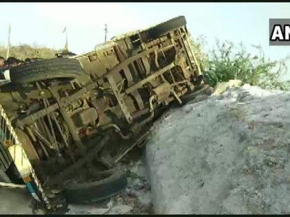 Gujarat Ambaji's Trisulia Ghat 9 people dead, 5 injured after brakes of the vehicle | गुजरात: ब्रेक फेल होने के बाद खाई में गिरी ट्रैवलर गाड़ी 9 की मौत, 5 घायल Gujarat Ambaji's Trisulia Ghat 9 people dead, 5 injured after brakes of the vehicle | गुजरात: ब्रेक फेल होने के बाद खाई में गिरी ट्रैवलर गाड़ी 9 की मौत, 5 घायल