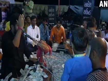 Money showered on folk singers at a devotional programme in Valsad Gujarat | VIDEO: लोकगीत गायक ने बांधा ऐसा समा, 50 लाख रुपयों की हुई बारिश