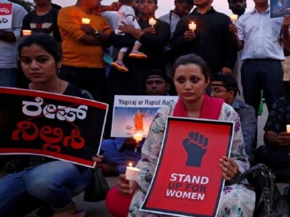 Gujarat 19-Year-Old Dalit Woman Gang-Raped and Hanged twitter demand for Justice | गुजरात में 19 वर्षीय दलित लड़की के साथ गैंगरेप, हत्या और फिर शव को पेड़ से लटकाया, पुलिस पर गंभीर आरोप, सोशल मीडिया पर न्याय की मांग