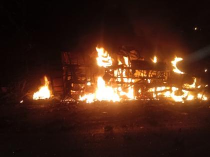 Major accident in Guna, head-on collision between dumper and bus, 13 burnt to death | गुना में हुआ बड़ा हादसा, डंपर-बस में हुई आमने सामने टक्कर, 13 की जलकर मौत