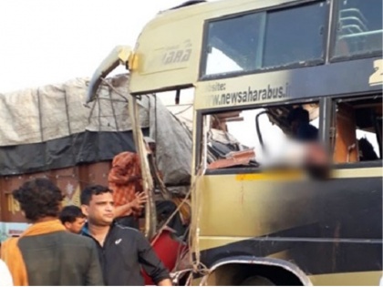 madhya pradesh 10 people killed and 47 injured from road accident in guna | मध्यप्रदेशः सड़क किनारे खड़े ट्रक से टकराई बस, 10 लोगों की मौत और 47 घायल
