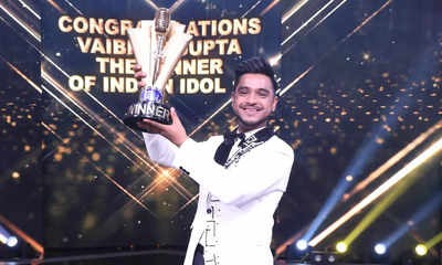 Indian Idol 14 Winner up Kanpur’s Vaibhav Gupta lifts trophy takes home Rs 25 lakh cash and a car Entertainment Hindi News | Indian Idol 14 Winner: वैभव गुप्ता ने मारी बाजी, रियलिटी शो 'इंडियन आइडल 14' के विजेता, कार, ट्रॉफी और इनाम की भरमार