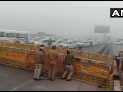 citizenship amendment act protests live updates Long jam at Delhi-Gurugram expressway due to police barricading | CAA विरोध: दिल्ली-गुड़गांव एक्सप्रेस वे पर लगा भयंकर जाम, मंडी हाउस, लाल किले के पास भारी पुलिस बल तैनात citizenship amendment act protests live updates Long jam at Delhi-Gurugram expressway due to police barricading | CAA विरोध: दिल्ली-गुड़गांव एक्सप्रेस वे पर लगा भयंकर जाम, मंडी हाउस, लाल किले के पास भारी पुलिस बल तैनात