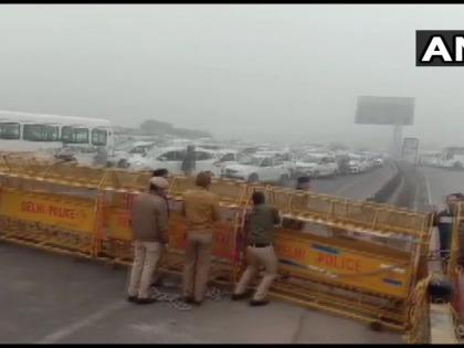 citizenship amendment act protests live updates Long jam at Delhi-Gurugram expressway due to police barricading | CAA विरोध: दिल्ली-गुड़गांव एक्सप्रेस वे पर लगा भयंकर जाम, मंडी हाउस, लाल किले के पास भारी पुलिस बल तैनात