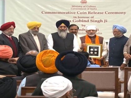 PM Narendra Modi releases commemorative coin to mark birth anniversary of Guru Gobind Singh | सिख गुरु गोविंद सिंह की जयंती पर पीएम नरेंद्र मोदी ने जारी किया स्मारक सिक्का