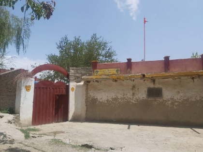 Afghanistan: Nishan Sahib restored at Gurudwara Tahla Sahib in Paktia province | ... और झुक गया तालिबान, अफगानिस्तान में गुरुद्वारे से हटाए निशान साहिब को फिर से लगाया