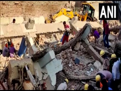 Gurugram Old building collapsed while demolition 4 laborers buried two rescued | गुरुग्रामः तोड़ते वक्त भरभरा कर गिरी पुरानी इमारत, एक मजदूर की मौत, 2 को बचाया गया, रेस्क्यू ऑपरेशन जारी