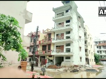Haryana Police vacated four-storey building Gurugram's Sector-46 abent one side heavy downpour | हरियाणा: गुरुग्राम में भारी बारिश से चार मंजिला बिल्डिंग झुकी, खतरे को देखते हुए पुलिस ने खाली करवाया