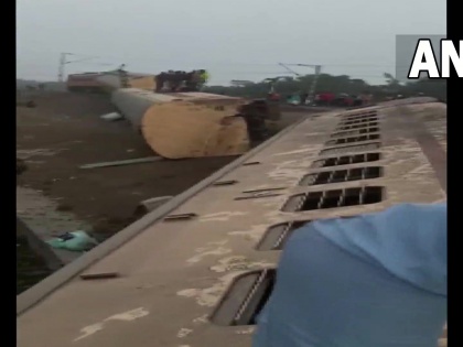 Train Accident Guwahati-Bikaner Express derails Domohani West Bengal 3 dead several injured | Train Accident: बीकानेर एक्सप्रेस की 12 बोगियां पटरी से उतरीं, 5 की मौत, 45 यात्री घायल, राहत तेज