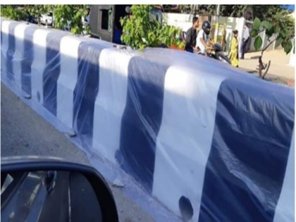 Guwahati Dividers Wrapped in Plastic as Protection Against Pan Stains | PM मोदी और शिजो आबे के दौरे से पहले असम की सड़कें के डिवाइडर चादरों से ढके गए, ताकि पान खाकर न थूकें लोग