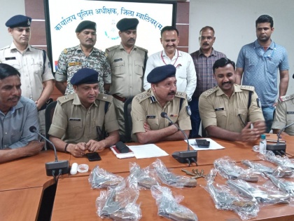 Gwalior Police 11 guns 8 live cartridges recover two smugglers 6 country made cartridges 315 bore and 4 live rounds two mobiles seized  | ग्वालियर पुलिसः दो तस्करों से 11 बंदूक और 8 जिंदा कारतूस बरामद, 315 बोर के 6 देशी कट्टे और 4 जिंदा राउंड, दो मोबाइल जब्त