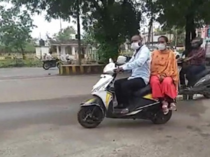 Tribal couple reached Gwalior from Godda after traveling 1200 km on a scooter to test pregnant wife | गर्भवती पत्नी को परीक्षा दिलाने स्कूटर से 1200 किमी का सफर तय कर गोड्डा से ग्वालियर पहुंचा आदिवासी दंपति
