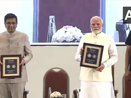 PM Narendra Modi unveils stamp coin commemorating 75 years of Supreme Court of India | PM नरेंद्र मोदी ने SC के 75वें स्थापना दिवस पर जारी किए सिक्के और डाक टिकट, CJI भी रहें मौजूद PM Narendra Modi unveils stamp coin commemorating 75 years of Supreme Court of India | PM नरेंद्र मोदी ने SC के 75वें स्थापना दिवस पर जारी किए सिक्के और डाक टिकट, CJI भी रहें मौजूद